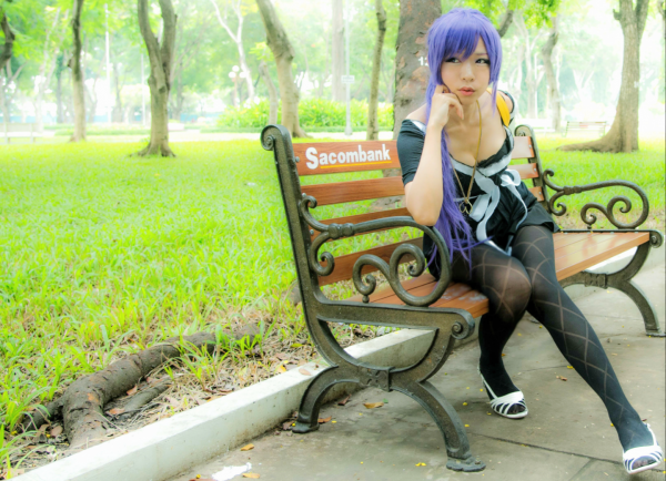 ベンチに存在感のある広告