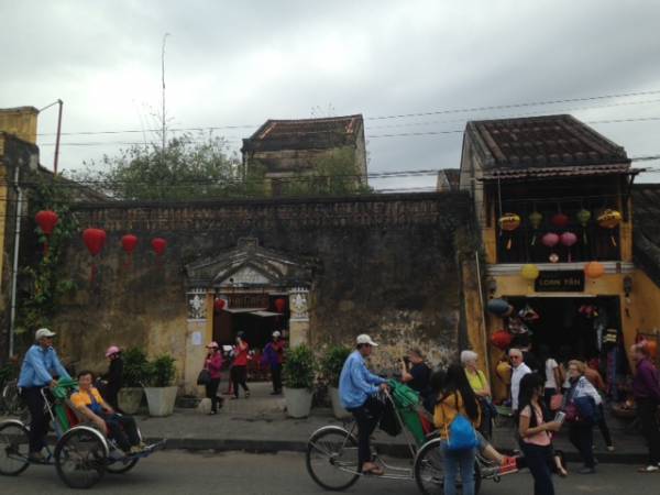 多くの人が行きかうホイアンの一角