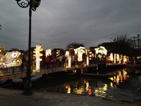 ランタンの装飾が施されたホイアン市内の橋