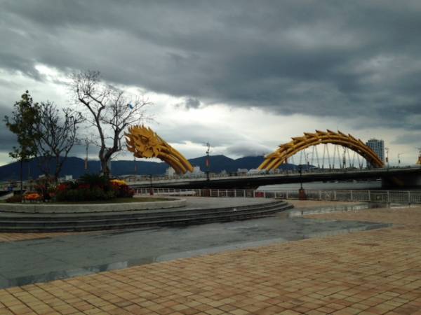 ダナンの有名なドラゴン橋