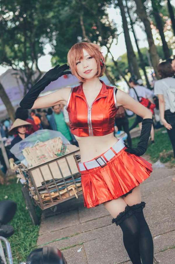 背景にベトナムの日常が移りこむ