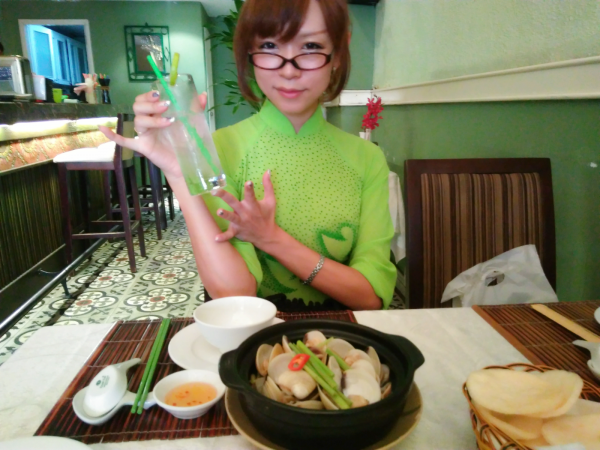 ベトナム料理を前にグラスを持つブログライター