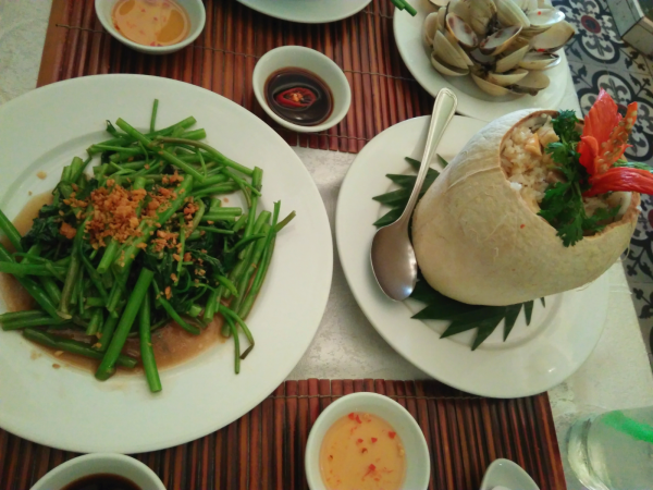 空心菜炒めと、ココナツチャーハン