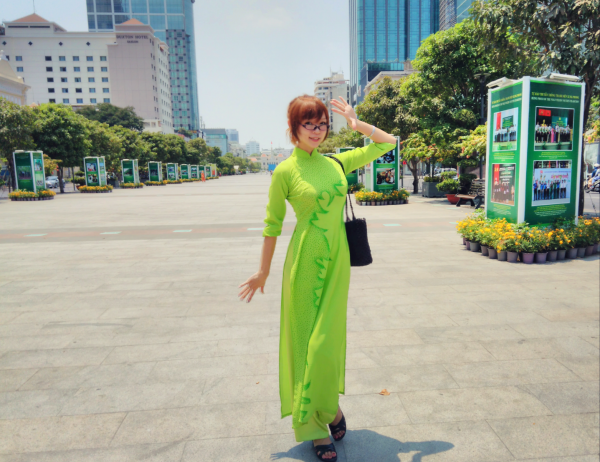 グエンフエ（Nguyen Hue）通りでアオザイを着ているブログライター