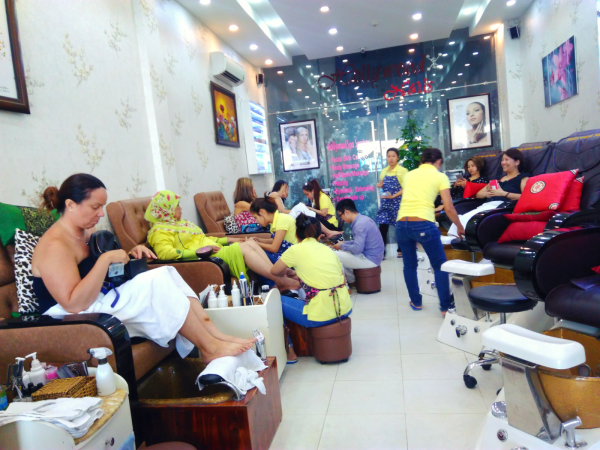 ローカルネイルサロン『Hollywood Nails』の店頭