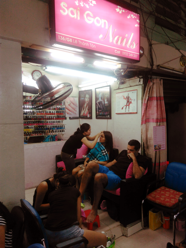 ローカルのネイルサロンの店内風景