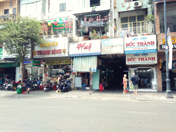 ローカルのネイルサロン入り口