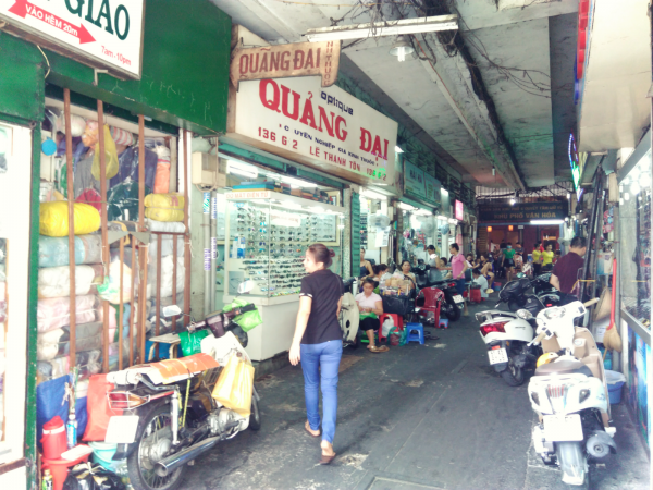 ローカルのネイルサロン店内