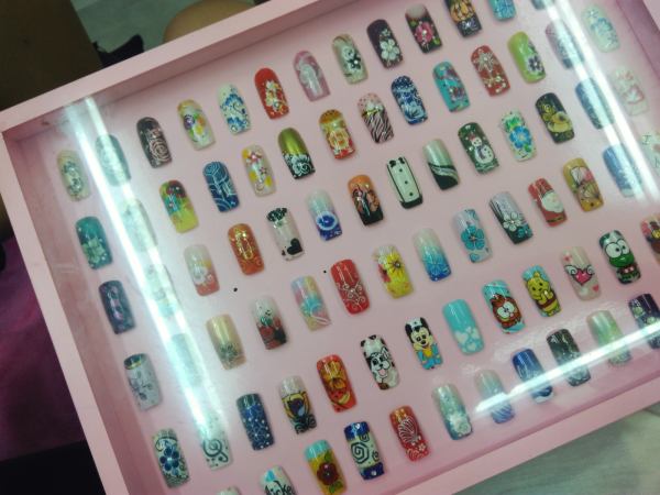 ローカルのネイルサロンに展示されている、サンプルのネイル
