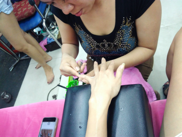 ローカルのネイルサロンで、甘皮処理をしてもらっている時の写真