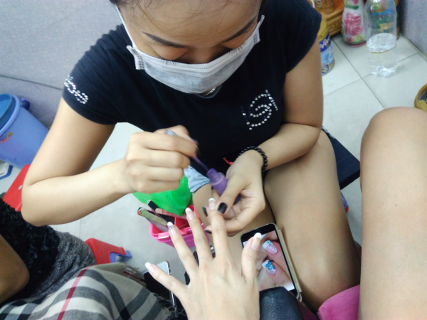 ローカルのネイルサロンで、ネイルアートをしてもらっている時の写真