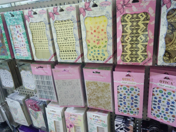 組み合わせてデザインが作れるネイルシール