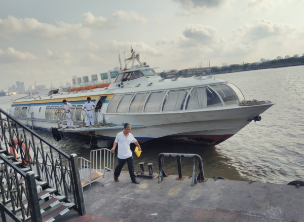 ホーチミンからブンタウまで向かうフェリー