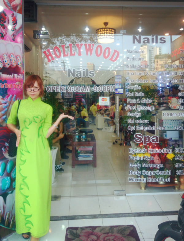 ローカルネイルサロン『Hollywood Nails』の店頭に立つブログライター