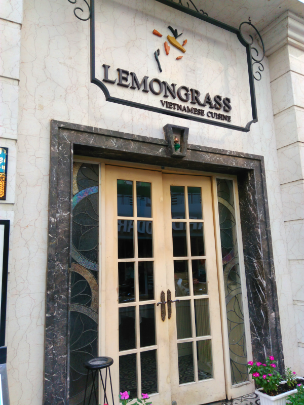 ベトナム料理屋「LEMON GRASS」の店頭