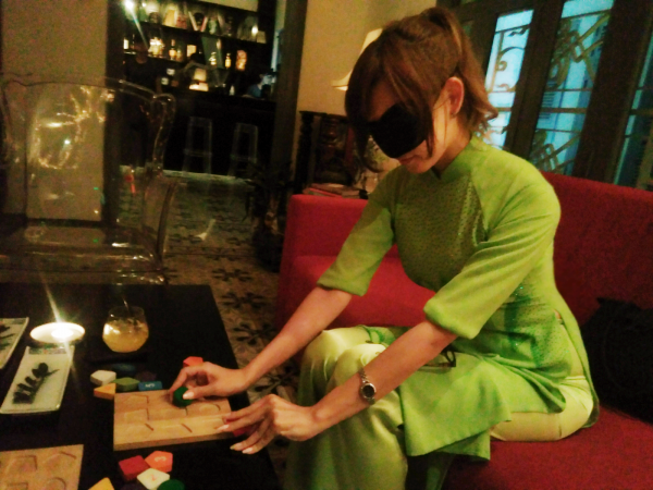 目隠しの状態で簡単なパズルゲームを体験