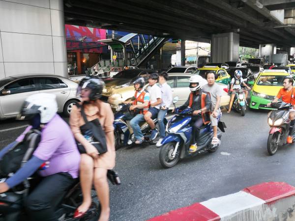 バイクタクシー「モーターサイ」