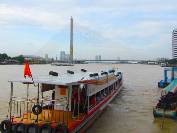 川沿い観光のためのチャオプラヤー川エクスプレスボート