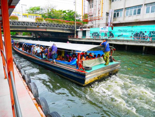 運河の都市バンコクには「運河ボート」
