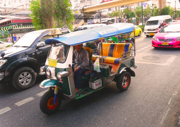 タイの象徴トゥクトゥク