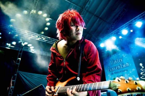 Guitar / Junさんがライブ会場で演奏している