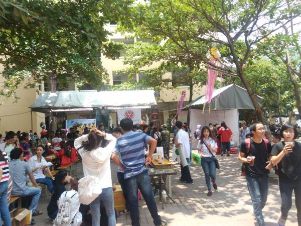 校内を利用し多くの人がNgày hội Nhật Bản（日本祭り）に集まっている