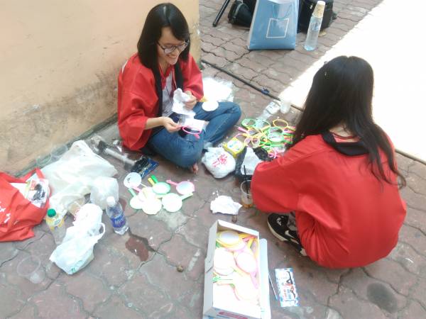 金魚すくいの道具を作成中の学生