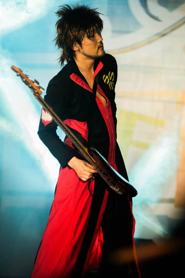 Bass/ Naokiさんがライブ会場で１シーン