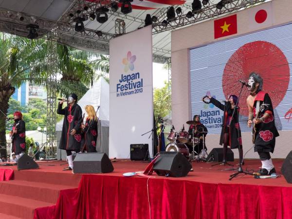 コスプレをし、ベトナム最大の日本プロモーションフェスティバルである「Japan Festival」へ出演した