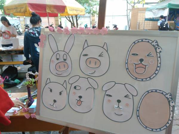 散らばった紙の正体は「福笑い」