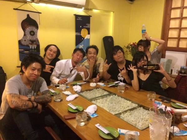 パフォーマンス終了後L.C.Lグループメンバーの打ち上げの様子