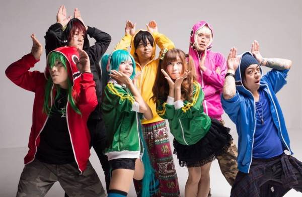 ボーカロイド、初音ミクの「マトリョシカ」のコスプレ