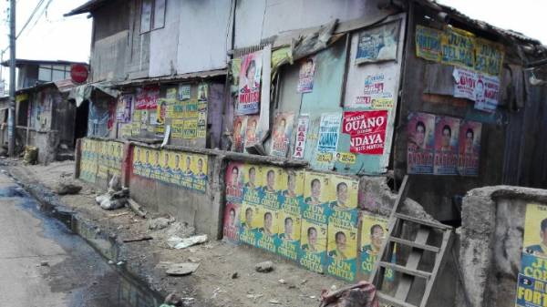 スラム街の壁に貼られた大量の大統領候補者のポスター