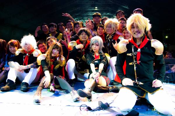 「FINAL FANTASY 零式」のコスプレでのパフォーマンス終了後の記念写真