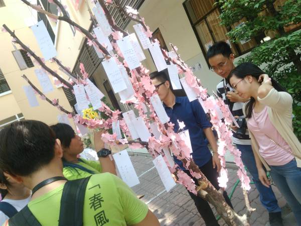 短冊をかけている様子