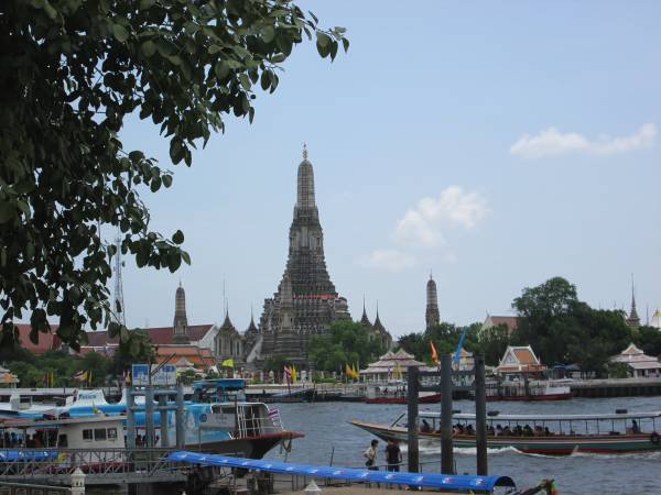 対岸からの暁の寺（ワット・アルン/Wat Arun）