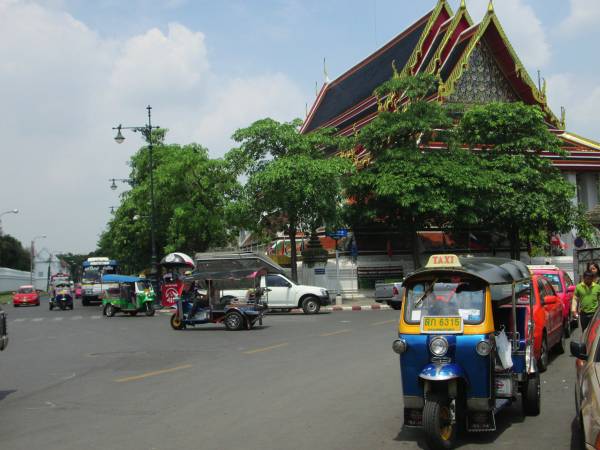 マハーラット通り（Thanon Maha rat）
