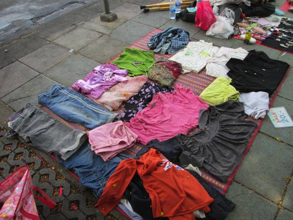 マハーラット通り（Thanon Maha rat）にある露天商店は非常に多種多様なものを売っている