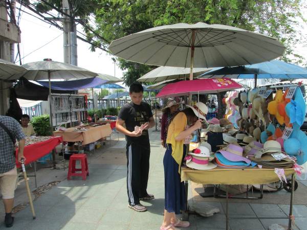 マハーラット通り（Thanon Maha rat）にあるおおくの露天商店