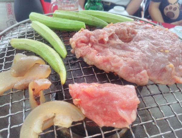 七輪の上に並べられた塊の牛肉と隠インゲン