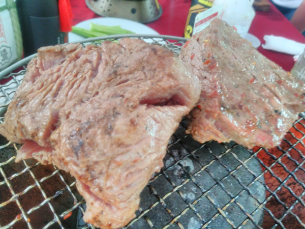 ゆっくりと焼かれていく牛肉の塊