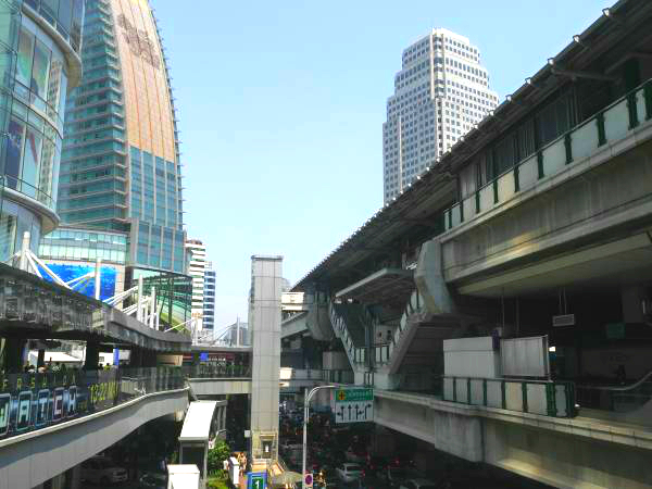 高架鉄道BTSとMRT地下鉄が交差している