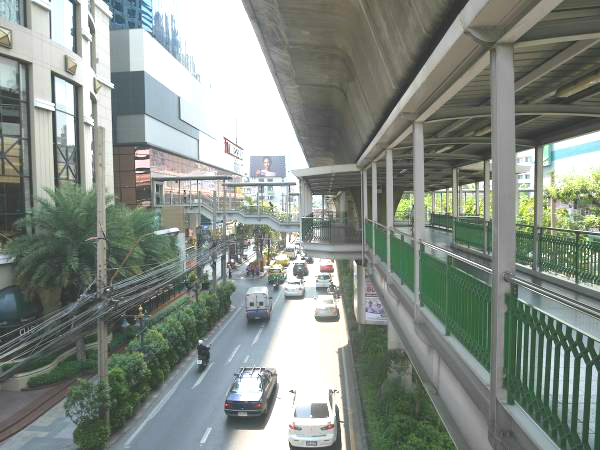 「アソーク（asok）」駅からのびる高架歩道橋