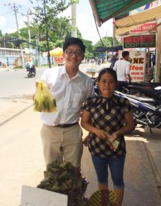 ベトナムのちまき（粽）を売っている店主とブログライターのツーショット写真
