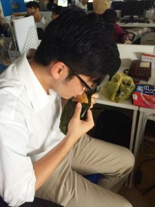 ベトナムのちまき（粽）の実食シーン