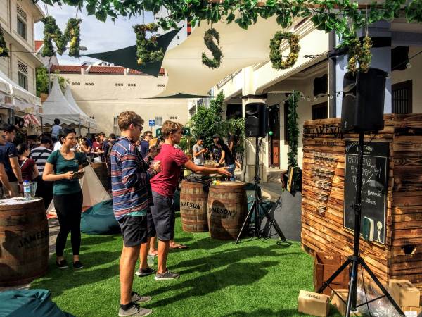 ウイスキーのブースも大人気。ピンポン玉をコップに投げ入れるゲーム