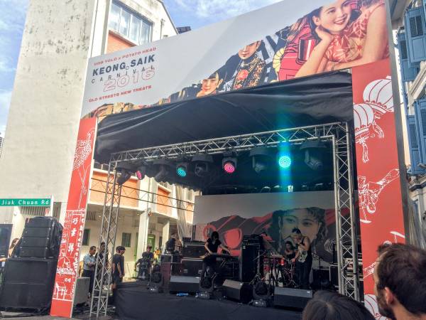 おしゃれなイベント「ケオンサイクカーニバル」の生演奏が楽しめるライブステージ