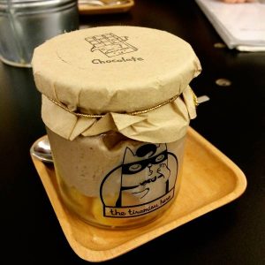 「THE TIRAMISU HERO（ティラミスヒーロー）」の看板メニューのティラミス（チョコレート味）