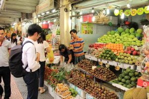 ブログライターが果物を購入しているシーン①