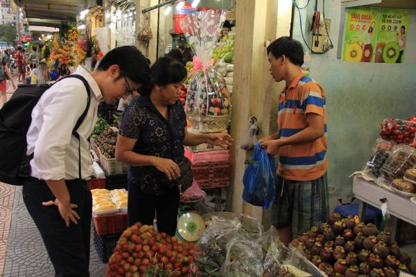 ブログライターが果物を購入しているシーン⑤